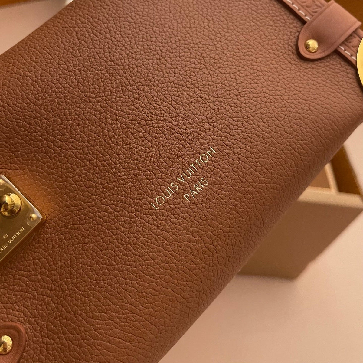Louis Vuitton Side Trunk Women's Metal Accessory Zipper Closure Buckle Solid Color Cowhide Leather Shoulder Bag Crossbody Handbag Bags #77791